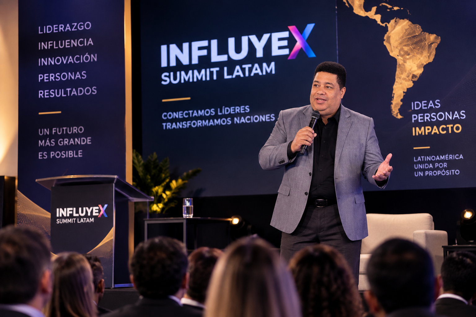 Apa Augusto en el SUMMIT LATAM INFLUYEX, hablando desde el escenario ante líderes de Latinoamérica